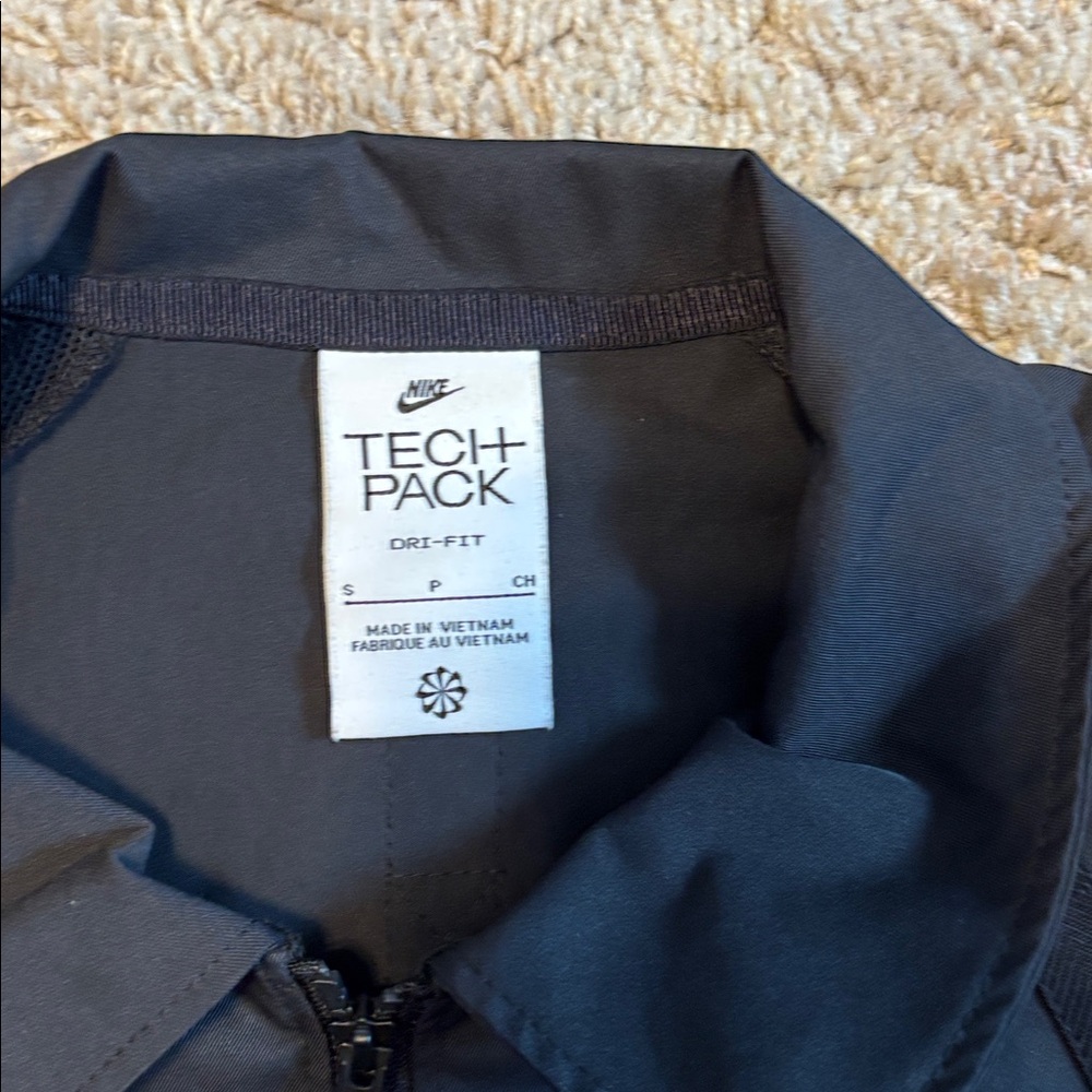 Nike Tech Pack - Picture 2 of 4